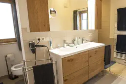 Badmöbel in Eiche mit Doppelwaschbecken, Unterschrank und Hängeschrank