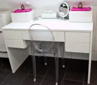 Weißer Schminktisch nach Maß mit Schubladen und Aufsätzen im Badezimmer