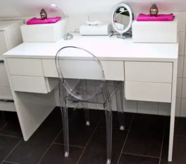 Weißer Schminktisch nach Maß mit Schubladen und Aufsätzen im Badezimmer