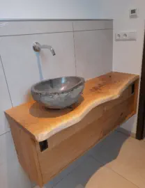 Schwebende Waschtischplatte aus Massivholz mit Baumkante und Aufsatzbecken aus Naturstein