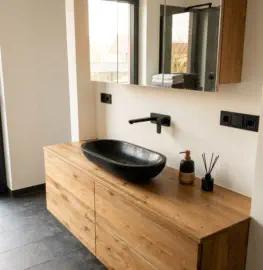 Waschtischunterschrank in rustikaler Eiche mit schwarzem Aufsatzbecken und Spiegelschrank in Holz