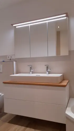 Weißer Waschtischunterschrank mit Abdeckung in Eiche, breitem Waschbecken und beleuchtetem Spiegelschrank