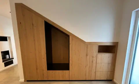 Einbauschrank in Eiche unter der Dachschräge mit schwarzer offener Nische und Schubladen