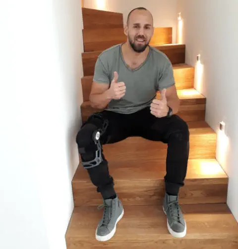 Eishockeynationalspieler Felix Schütz mit cum lignum Treppenstufen in Eiche