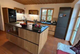 Hochschrankwand in Mintgrün im Landhausstil mit Glastür und offenen Fächern in Holz