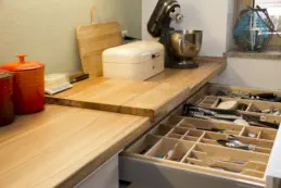 Massivholz-Arbeitsplatte mit herausziehbarem Brett und Schublade mit Besteckeinsatz aus Holz