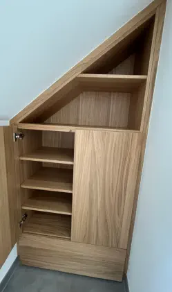 Schrank in Eiche unter der Dachschräge mit offenen Fächern für Schuhe und Schubladen