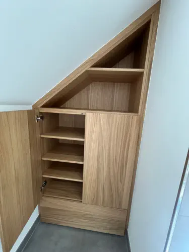 Schrank in Eiche unter der Dachschräge mit offenen Fächern für Schuhe und Schubladen