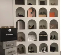 Spezialanfertigung Schuhschrank mit beleuchteten Rundbogenfächern für Schuhe und Taschen