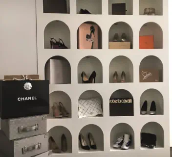 Spezialanfertigung Schuhschrank mit beleuchteten Rundbogenfächern für Schuhe und Taschen