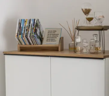 Weißes Sideboard mit Abdeckplatte in Eiche