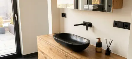 Waschtisch nach Maß in rustikaler Eiche mit schwarzem Aufsatzbecken und Spiegelschrank in Holz