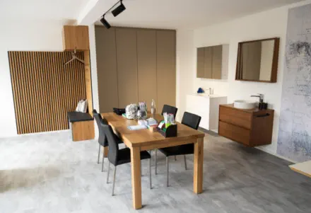 Showroom von cum lignum in Vilsheim mit Esstisch, Lamellengarderobe und Waschtisch