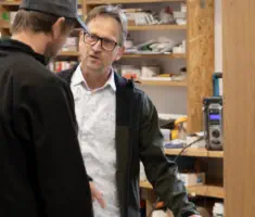 Hans Ostermaier im Gespräch in der Werkstatt der Möbelschreinerei Ostermaier in Vilsheim