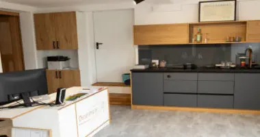 Showroom mit Büroarbeitsplatz und Ausstellungsküche in Anthrazit und Eiche