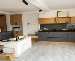 Showroom mit Büroarbeitsplatz und Ausstellungsküche in Anthrazit und Eiche