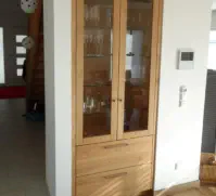 Vitrinenschrank in Eiche mit Glastüren und Schubladen im Wohnbereich
