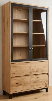 Vitrinenschrank in Eiche mit schwarz gerahmten Glastüren und Schubladen