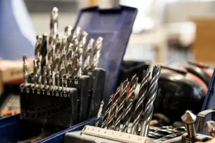 Bohrersätze in verschiedenen Größen und Senker in einem Werkzeugkoffer in der Werkstatt